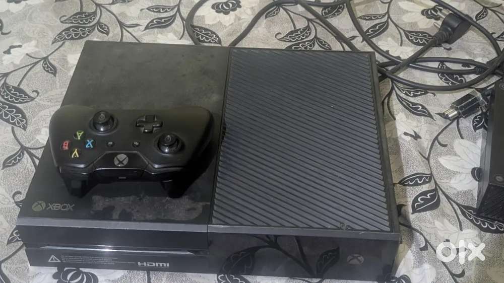 XBOX ONE WITH CANTROLER AND GAME