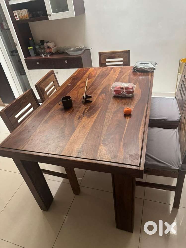 Solidwood 6 Seater dining table as good as new