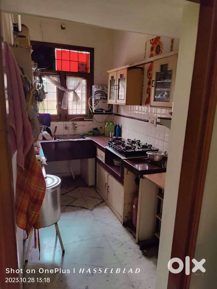 150 sq/yards Double Story 5 bedroom house available in Model Town Ext.