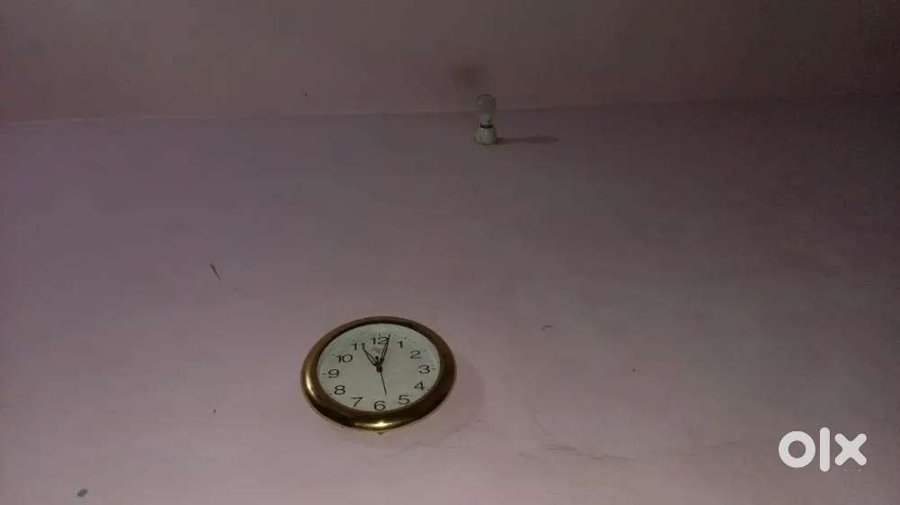 A big room on rent किराए पर 1 bada साफ-सुथरा kamra khaali hai