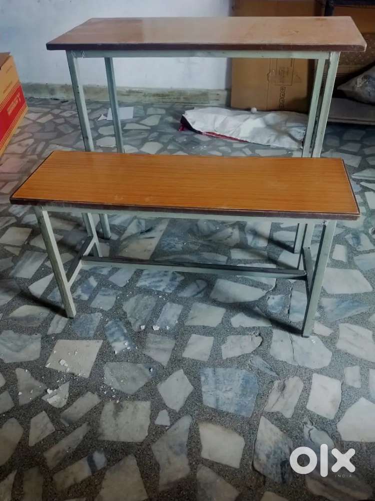 Coaching student table and seating bench for 2 students each