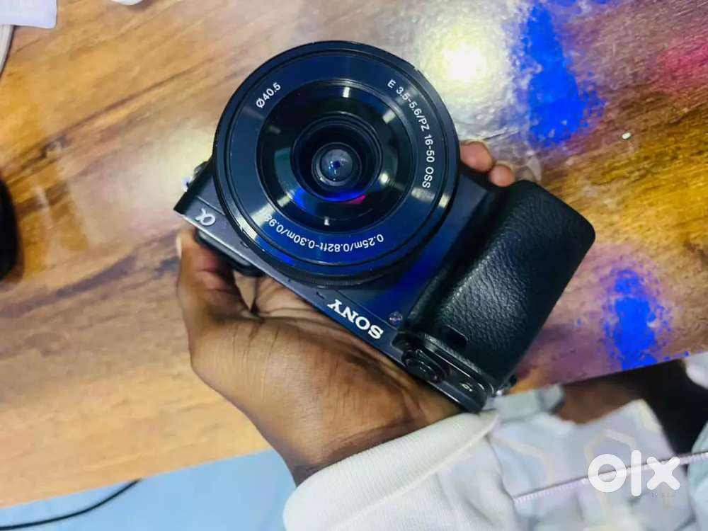 Sony 6400 this camera is mirrorless photo and videos quality full hd