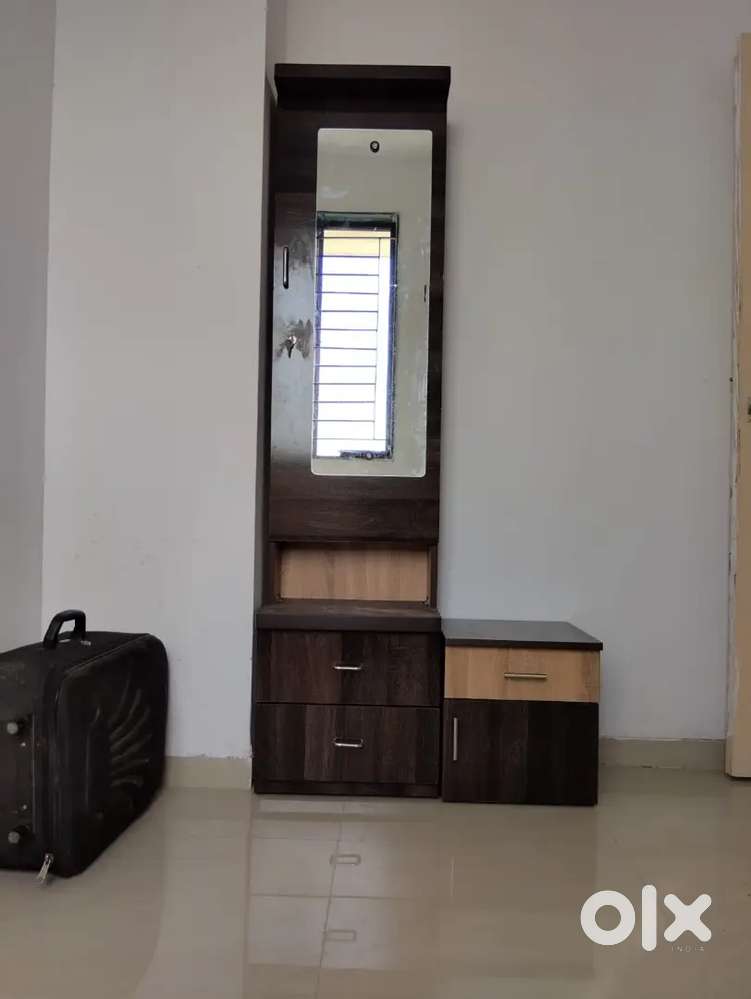 6×5 doble box bed with matres almari 3 dor 1 dresing teble with table