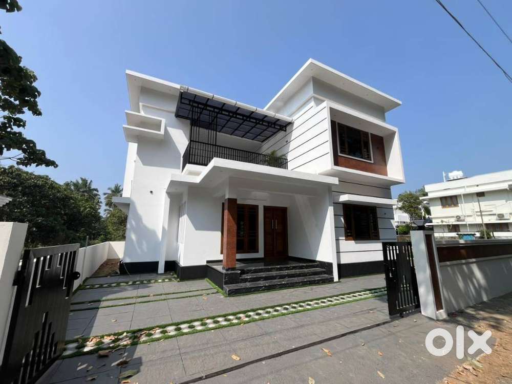 Villa 2200Sqft/5.4 cent/4 bhk/87 lakh/Kolazhy Thrissur
