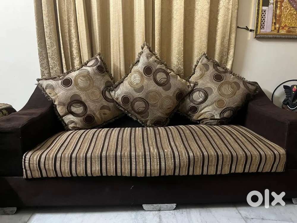 5 sitter sofa with centre table with two setti