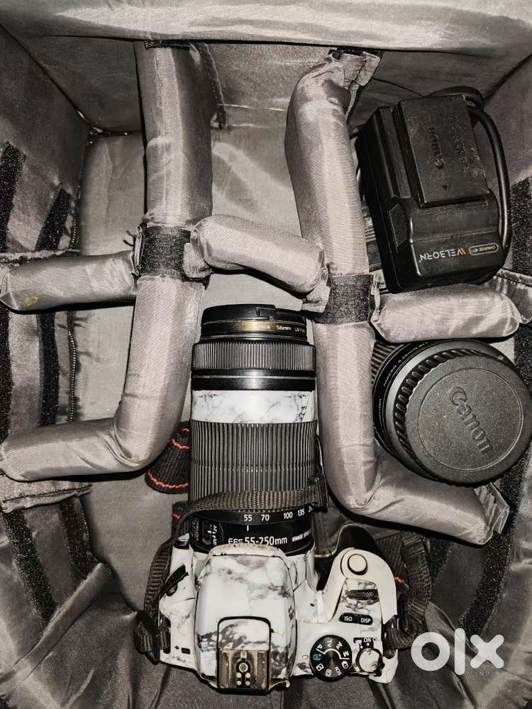 Conon 200 D DSLR camera
