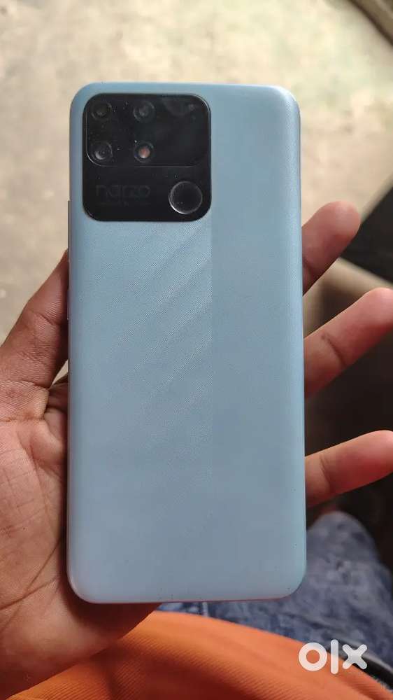 With charger phone me koi dikkat nahi hai chalta hai