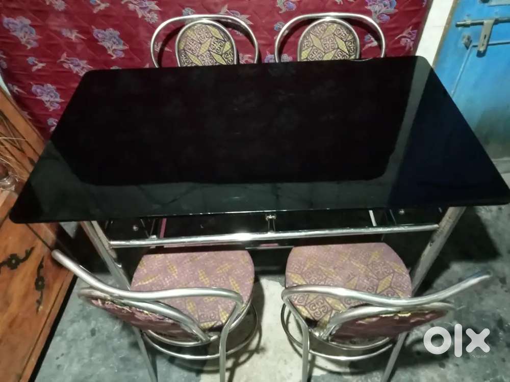 NEW CONDITION Dining Table with Four Chairs ,URGENT TRANSFER.