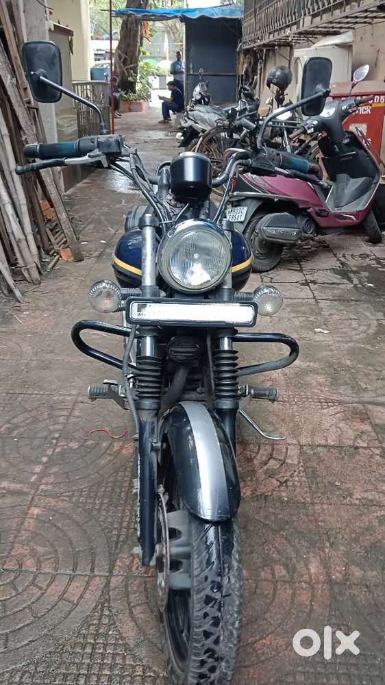 Bajaj Avenger 150street