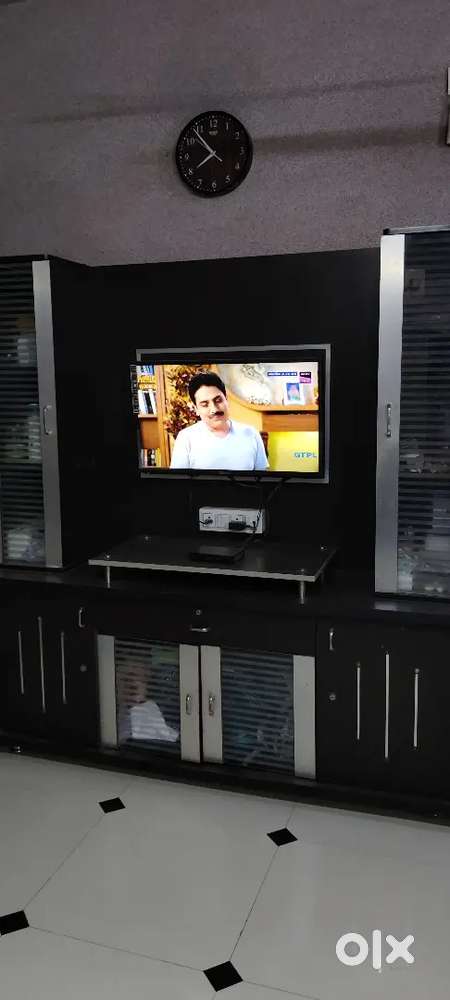 Tv unit with 32 in tv