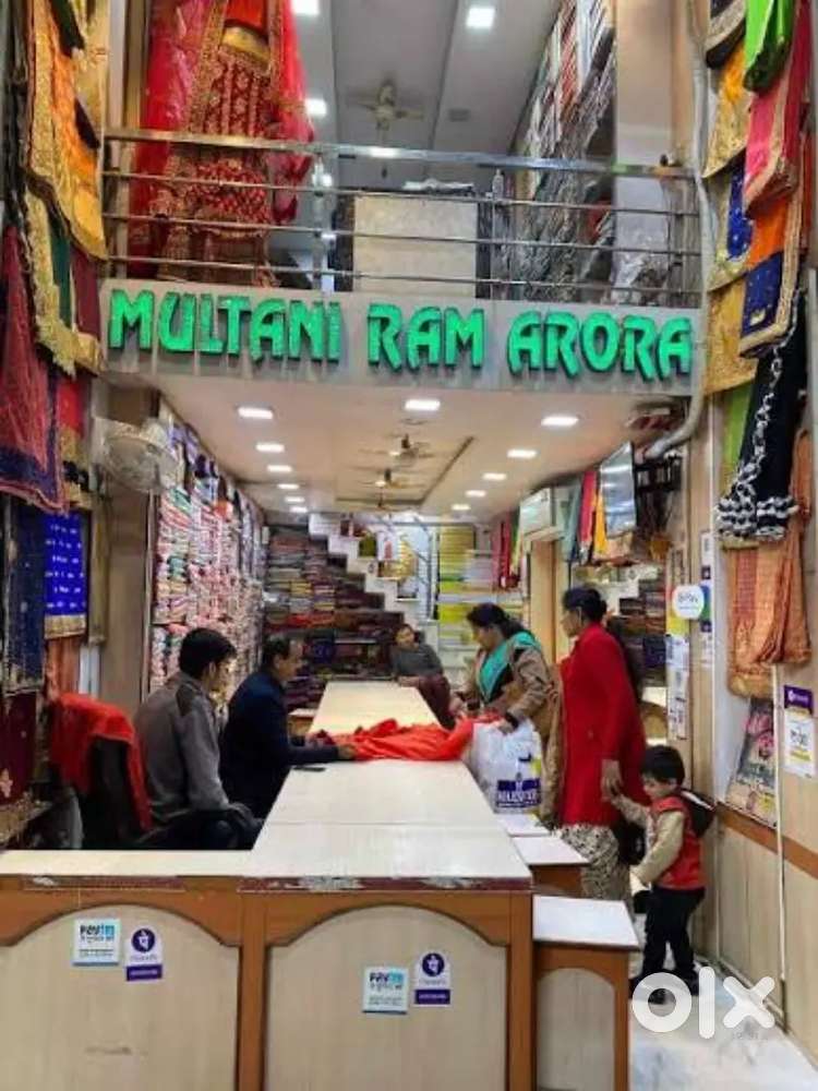 सूट और साड़ी शोरूम में काम करने के लिए लड़के और लड़‌कियों की आवशयकता