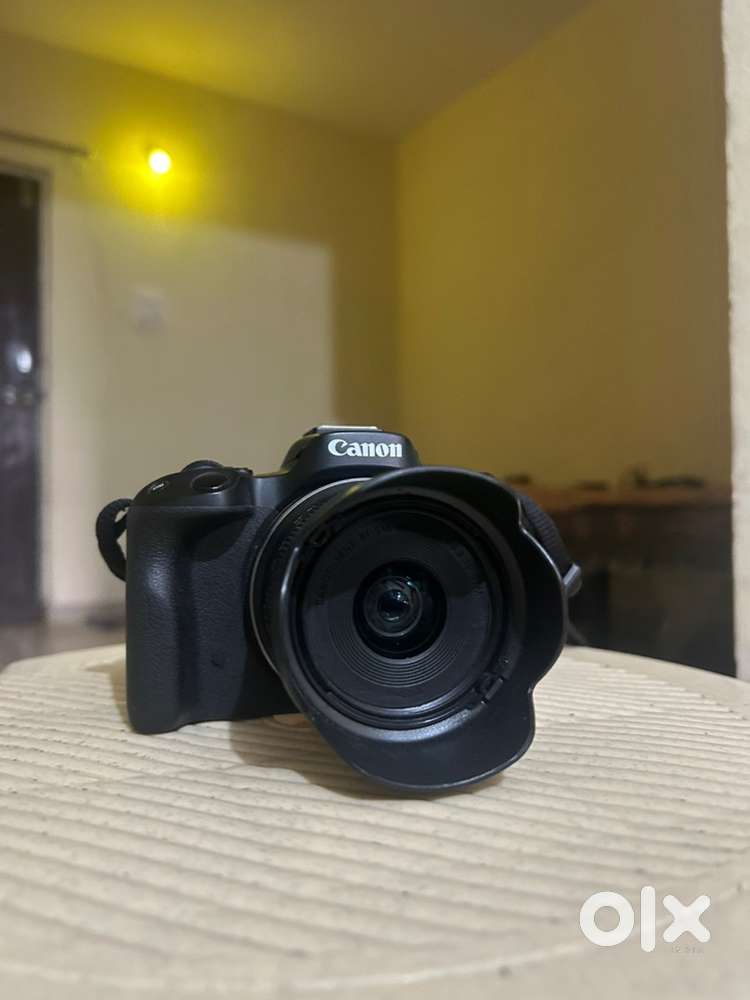 Canon EOS R50 24.2MP Mirrorless Camera with 2 lenses + vangaurd bag