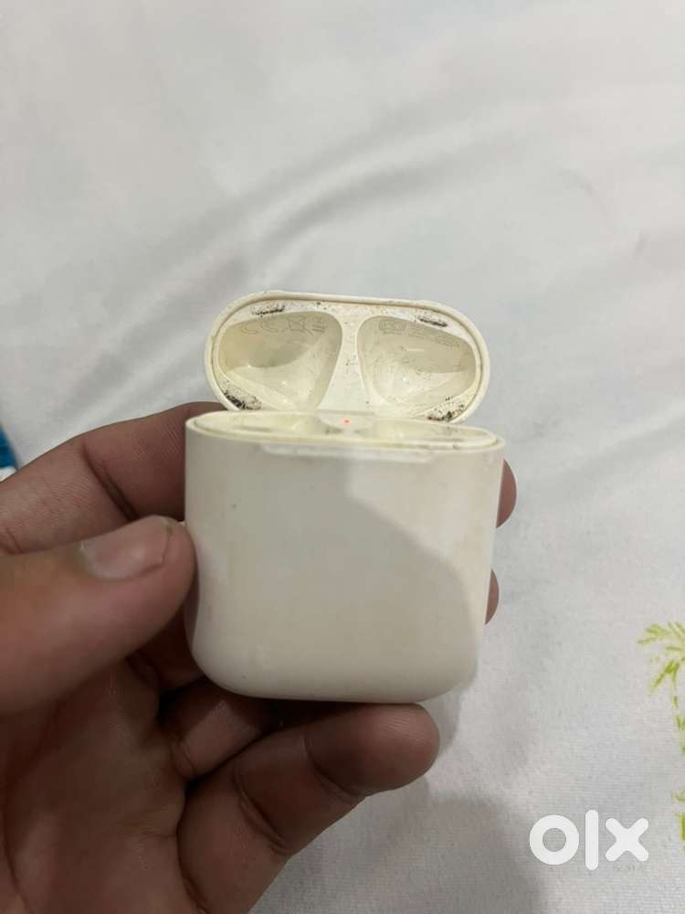 airpods 2nd gen good worky only bettry pen wali aa