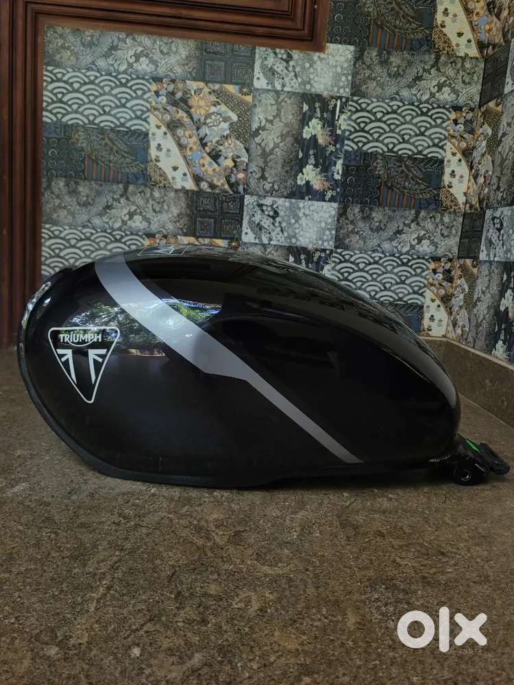 Triumph Speed T4 Petrol Tank – Black (August 2025 Model, Slight Dent)