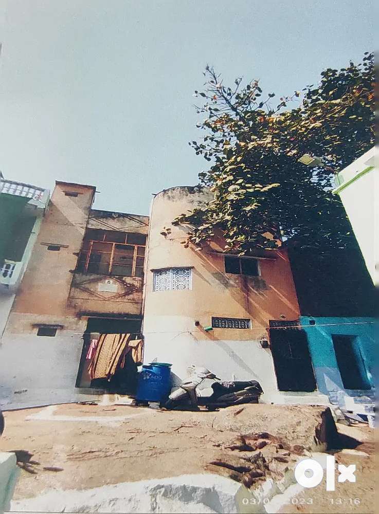 2 storey house for sale on urgent basis, located inside Sagar Gate.
