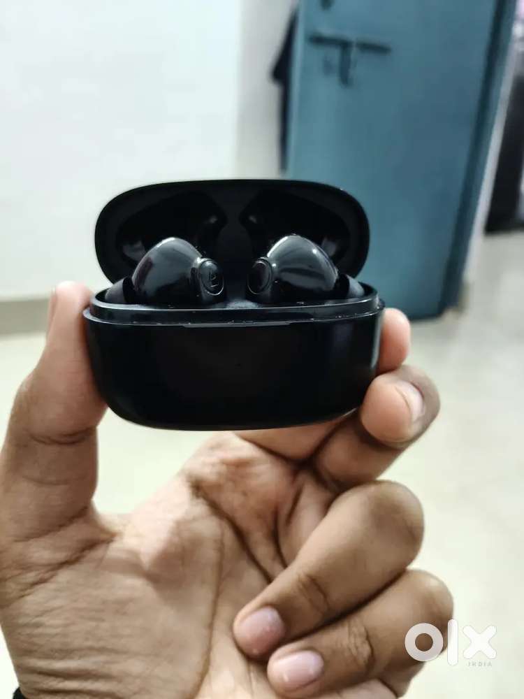 Boat Earphone High quality 60db , 100hrs playback time , 7 days return