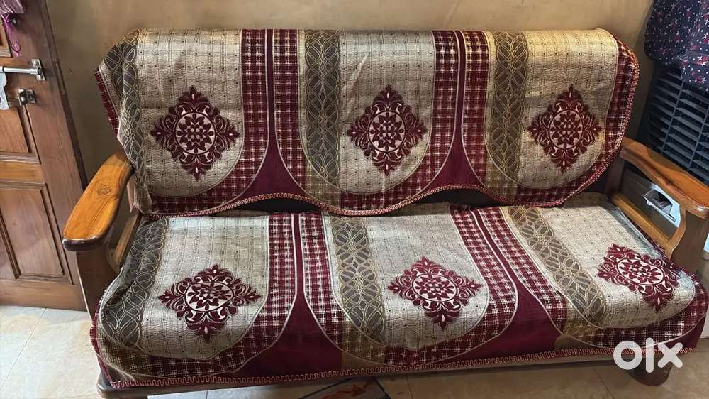 Selling 5 seater  sofa in good condition only 3 years old