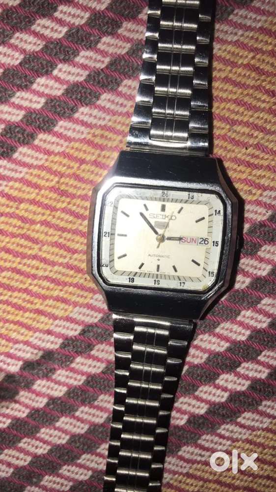 Seiko 5 watch 40 years old. In good working condition.