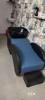 Beauty parlour hair wash chair