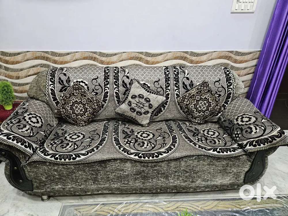 3+2+2 Seater sofa set in Excellent condition