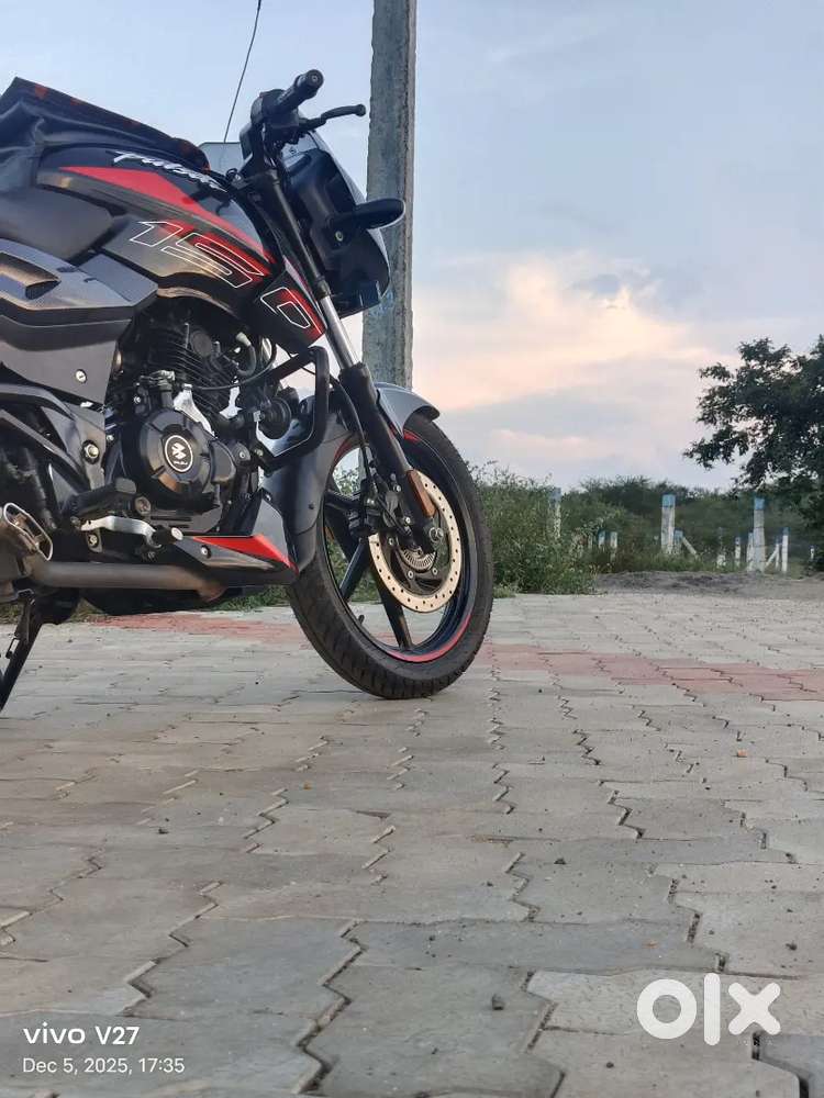 PULSAR 150 twin disc(JUST 5 MONTHS OLD NEW BIKE )