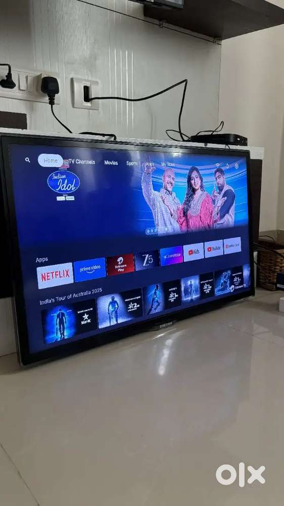 Well-maintained Samsung 32-inch Smart LED TV for sale (8 years old)