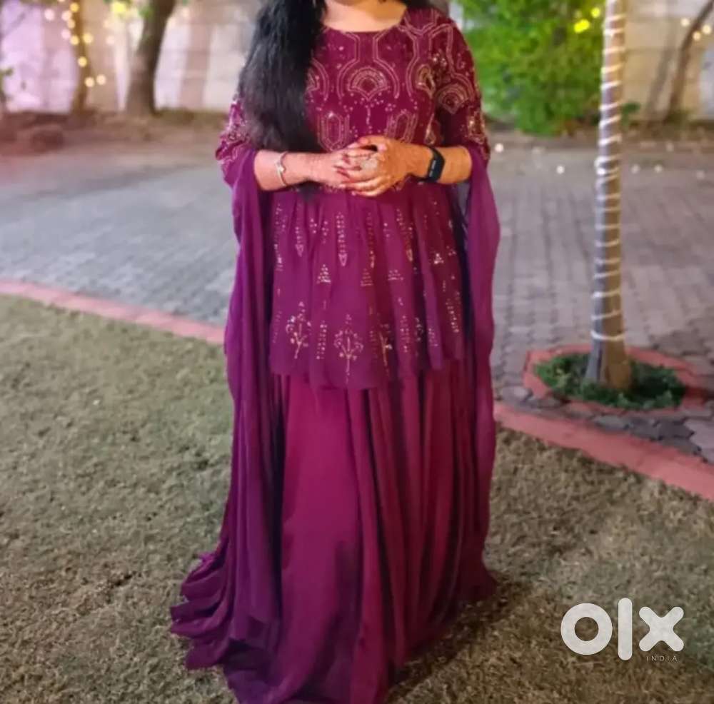 Stylish One-Piece in Stunning Vine Color – Must-Have!