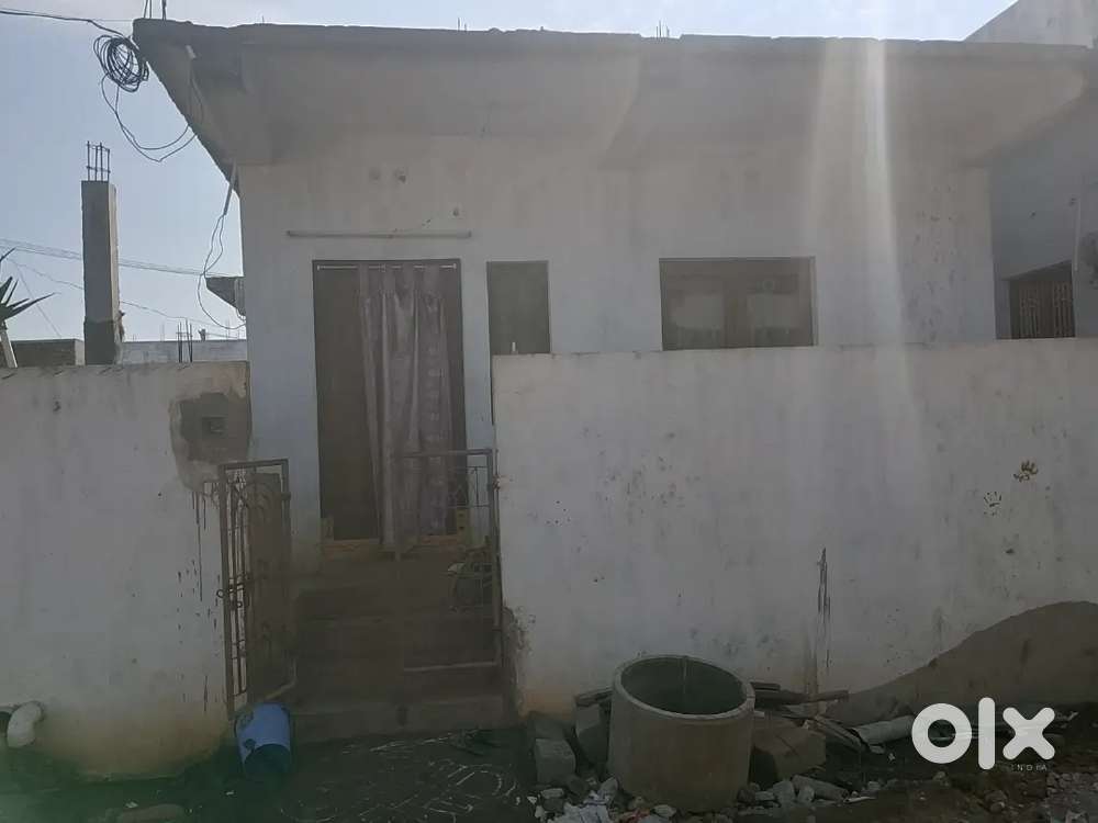 Money Urgent.Kakinada to yanam highway road side building..