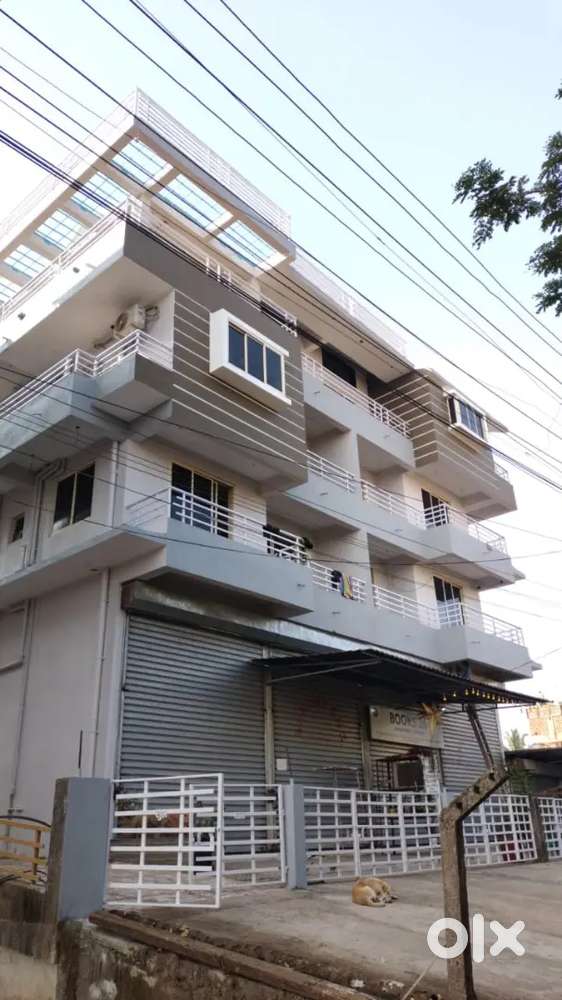 Full building 4shops 6flats,basment with 2.5lk pr month rntl incm