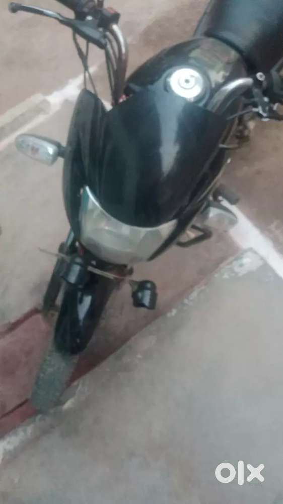 हीरो कंपनी की टॉप बाइक है सेल्फ स्टार्ट है दो टायर सही है गुड कंडीशन