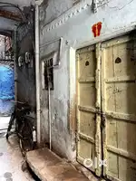 Do dukaan sahit purana Makan argent hai