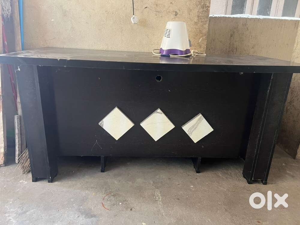 Computer table with 4 racks new condition with keyboard rack
