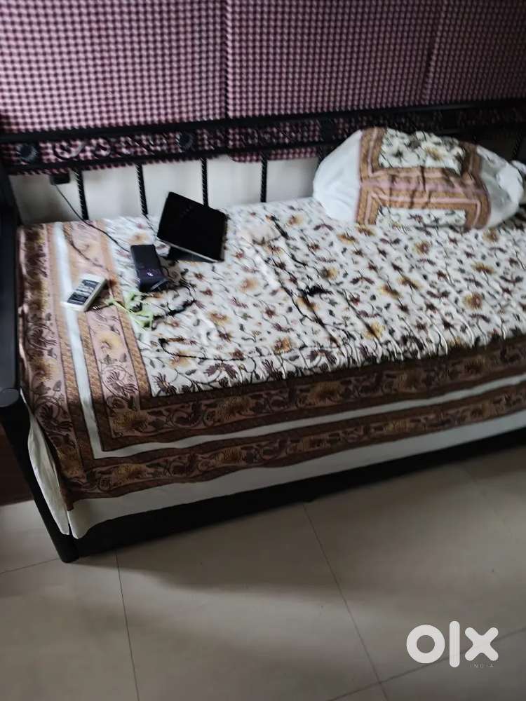 Metallic folding bed