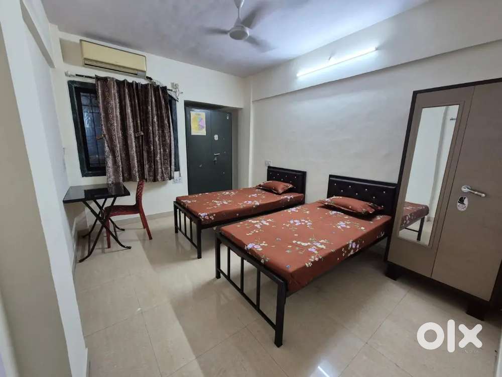 IN MALAD EAST Premium pg near station ac non ac rooms no brokerage