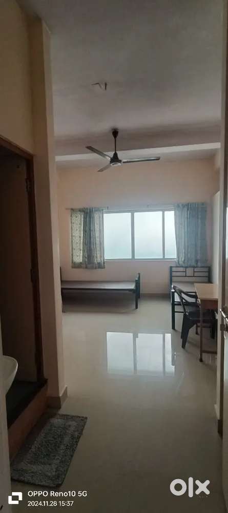 Single room attached toilet 6k only.