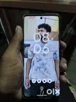 Moto h 40  ,14 manth old box charger sath h thoda sa glass tuta h