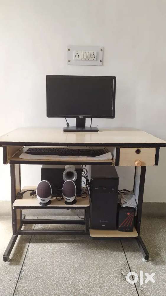 Desktop with components and Table