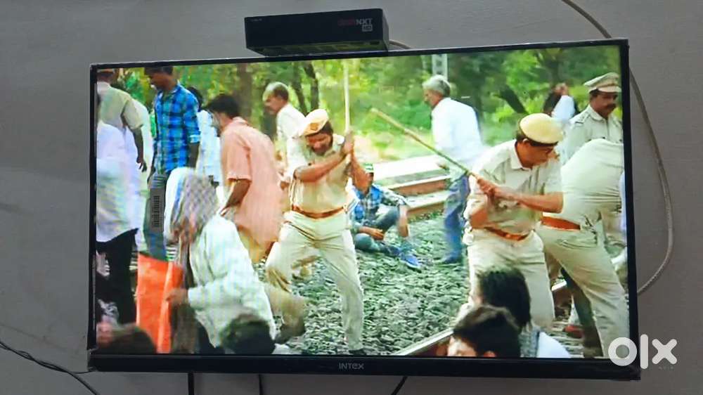 Very low price tv is on sale 32 inch smart TV with box