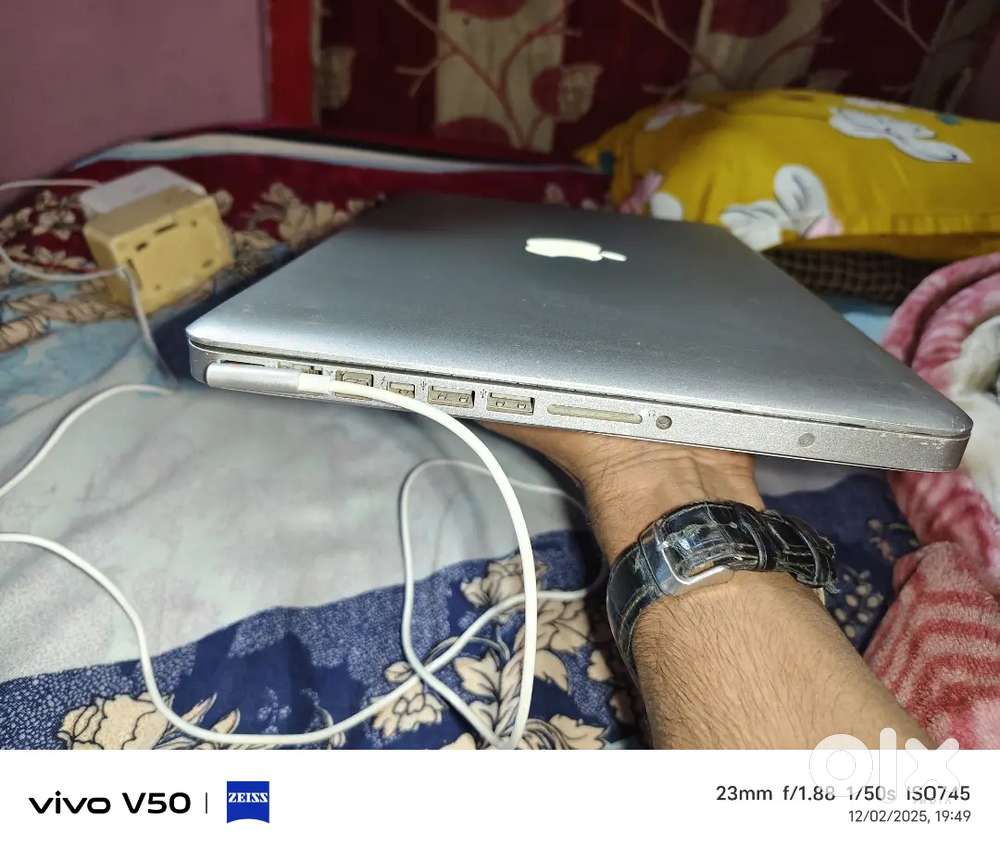 MacBook laptop 4gb 512gb storage