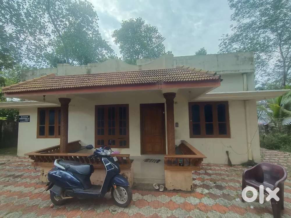 25-cent plot with a 900 sq House.
located 300 meters from the MC Road,