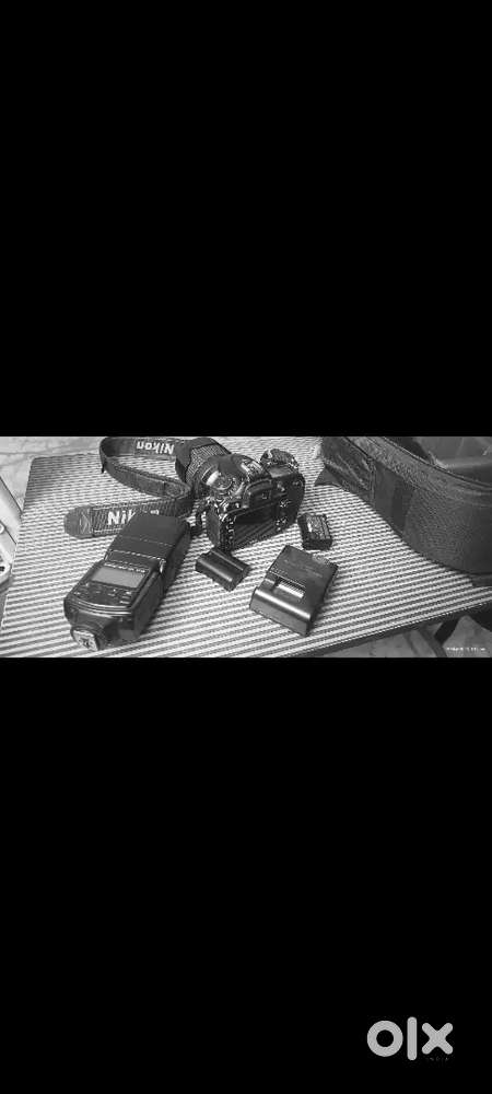 Nikon 7200 कैमरा दो बैटरी  चार्जर फ्लैश एसेसरीज के साथ बील भी है ।