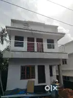 മുളന്തുരുത്തി ടൗണിൽ നോക്കിയാൽ കാണുന്ന നടക്കാവുന്ന ദൂരത്തിൽ ഇരുനില വീട്
