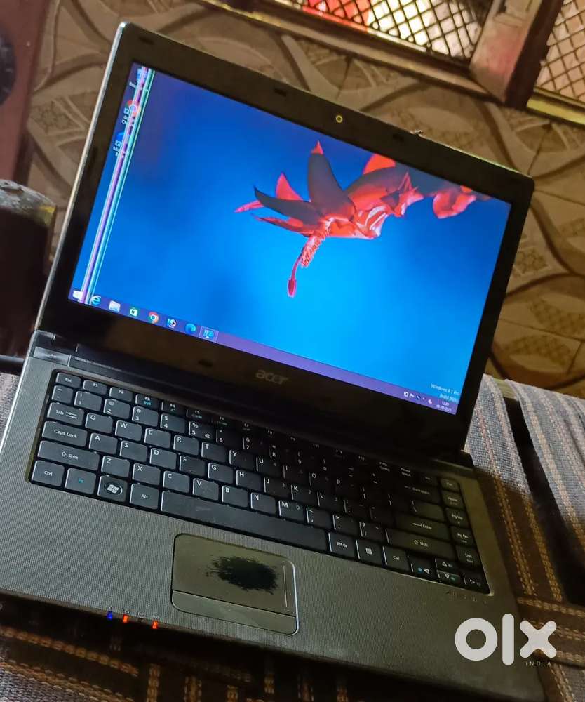 Acer leptop 4gb ram me battry me dikat H screen p line ayi hui H