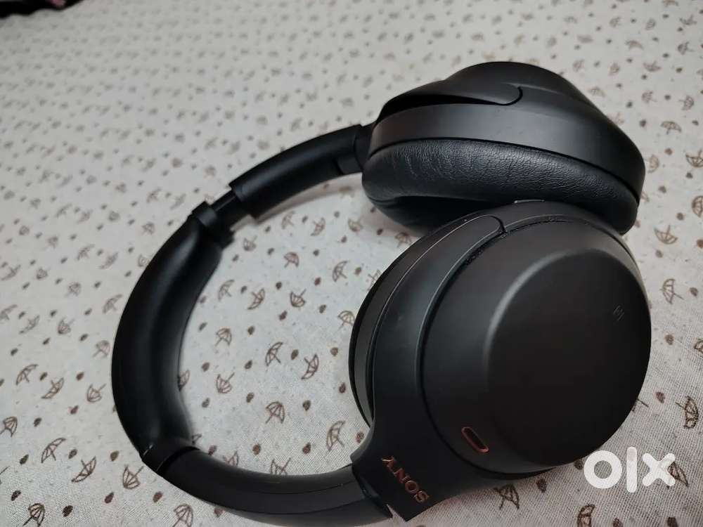It's a SONY Brand new handphone 
Model-WH1000XM4
