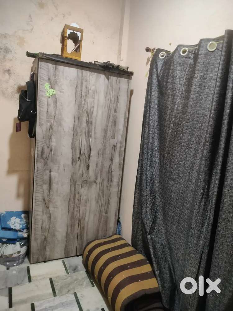 Looking for a female roommate working/student for hall