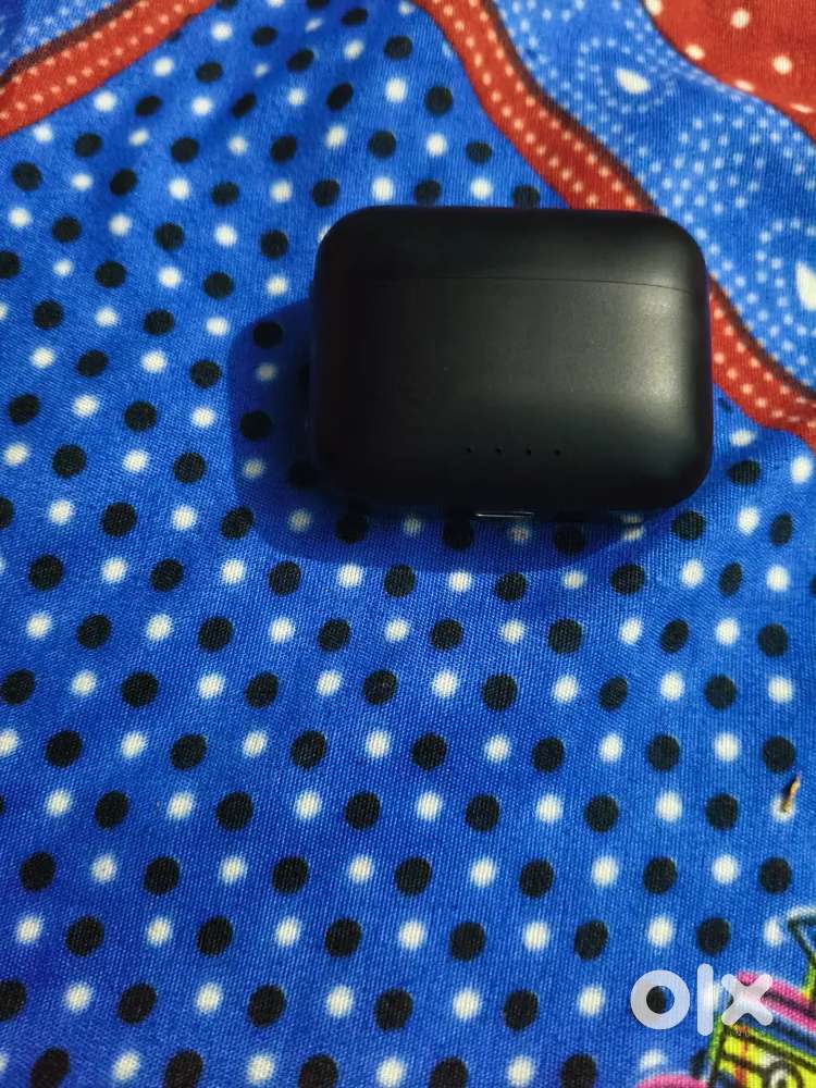 Earbuds, earbuds me koi dikkat nahi hai,good sound hai