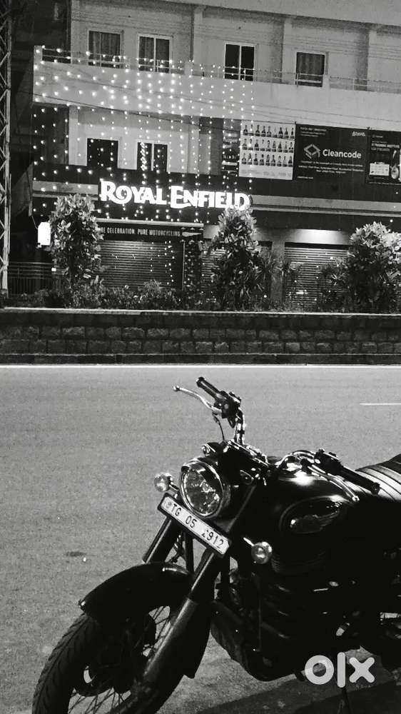 Royal Enfield Bullet 350 black gold colour model 2024 just in 180000rs