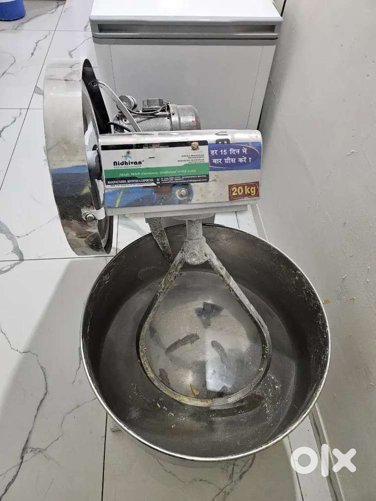 Dough kneader machine