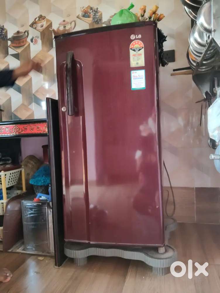 चालू कंडिशन फ्रिज है