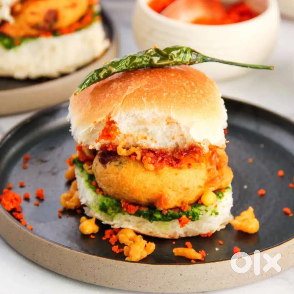 Vada pav bech ne ke liye ladka chahiye